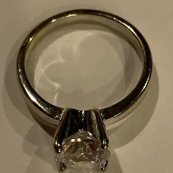 Beautiful Silver Solitaire Ring - Picture 5 of 6